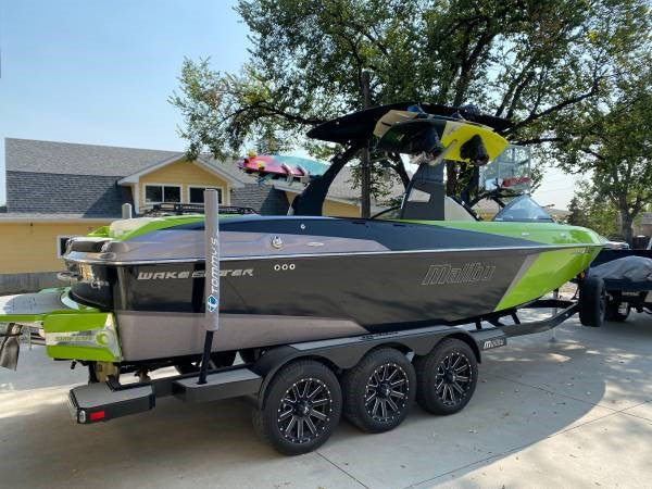 2017 Malibu 25 LSV - INDOOR KEPT - MINT - 100 HOURS