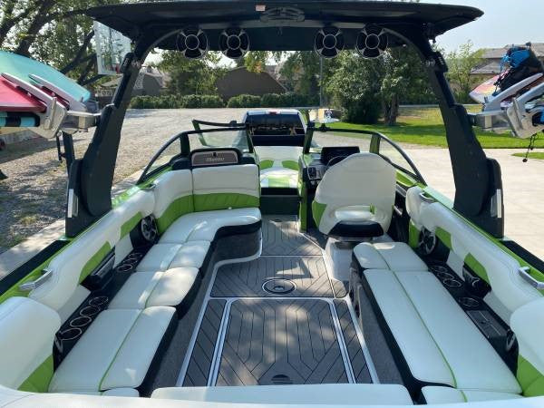 2017 Malibu 25 LSV - INDOOR KEPT - MINT - 100 HOURS