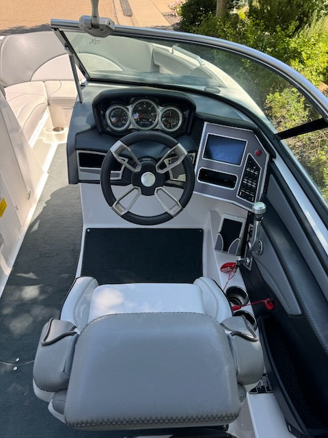 2020 MasterCraft XT22 - Low Hours - Warranty