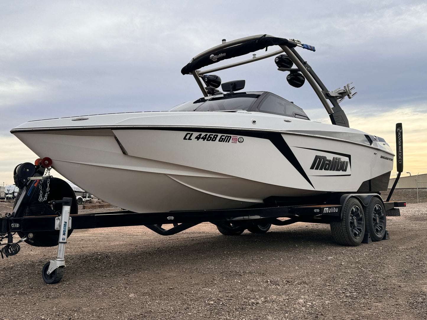 2020 Malibu 23 LSV - Mint - LOW HOURS