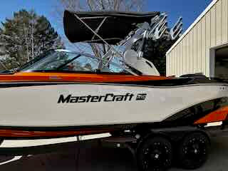 2017 MasterCraft XT23 - MINT- LOW HOURS