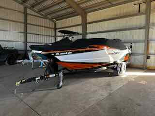 2017 MasterCraft XT23 - MINT- LOW HOURS